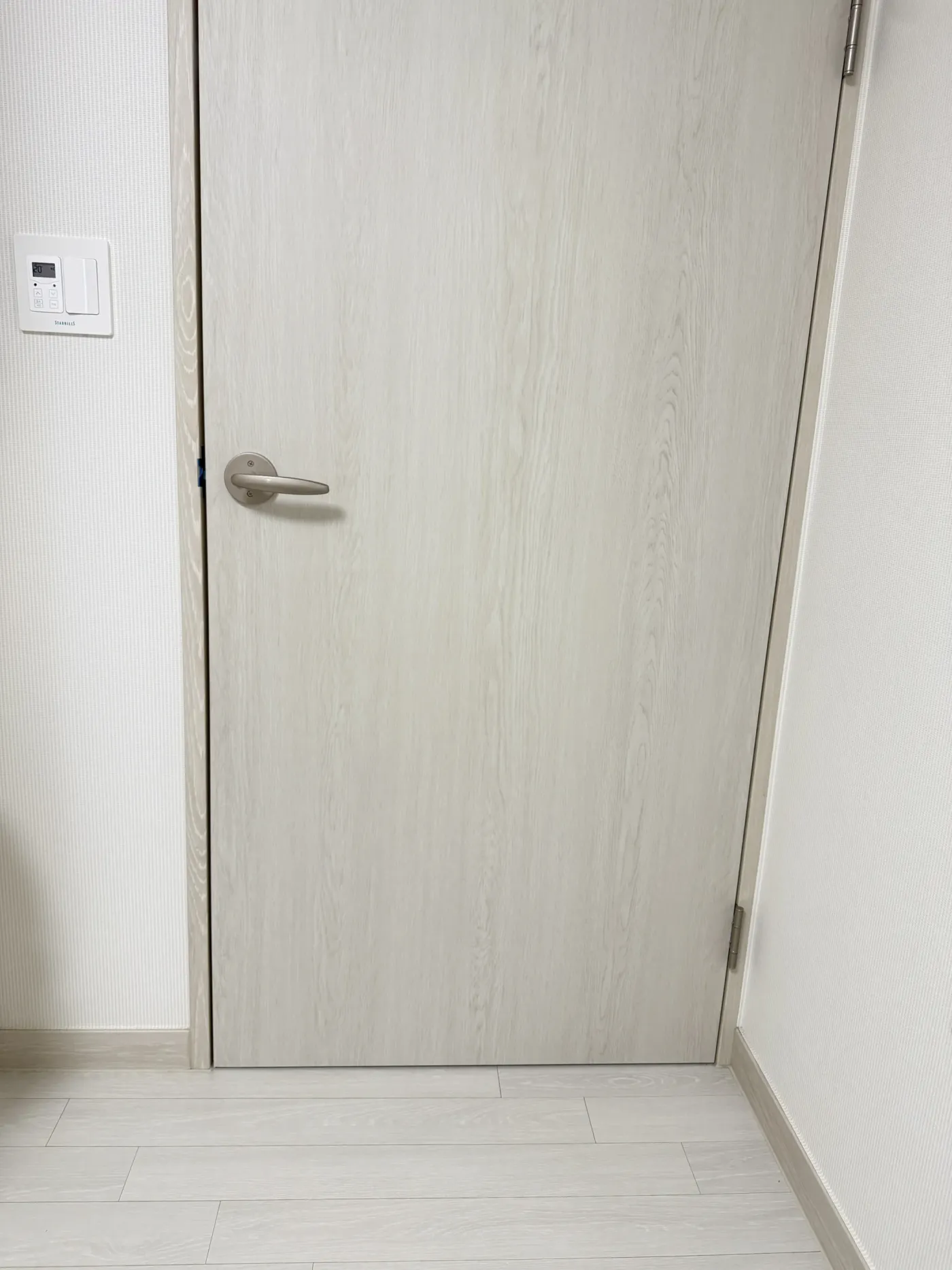 문짝 하단 손상 수리 시공 후 사진