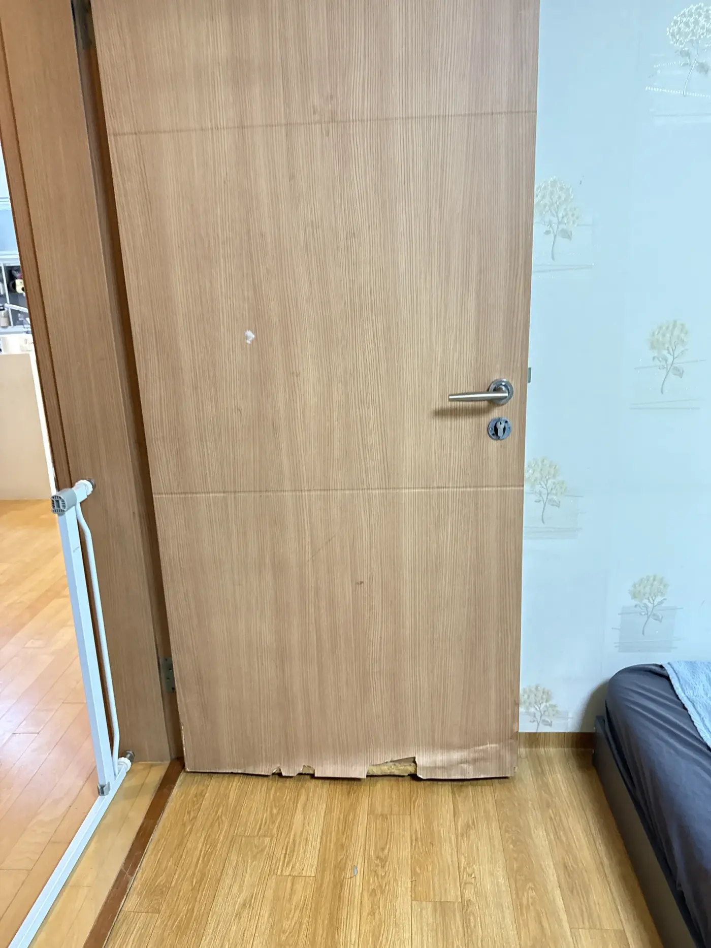 여닫이문 전체 교체 시공 전 사진